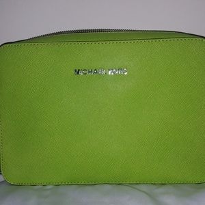Michael Kors Jet Set Cross Body in Green / Pear